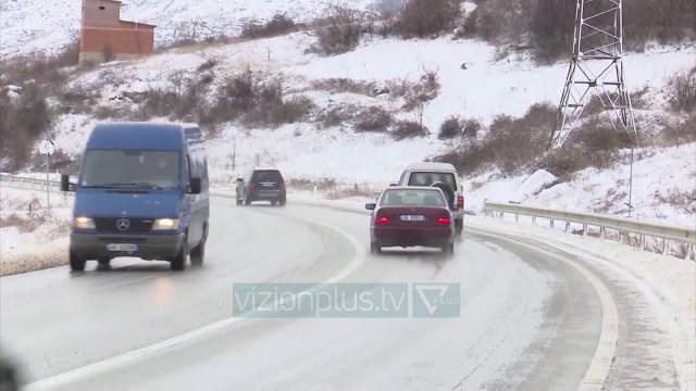 Bora dhe ngricat vështirësojnë qarkullimin në juglindje - News, Lajme - Vizion Plus