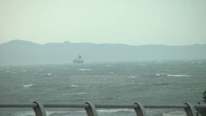 Moti i keq! Pezullohen lundrimet nga Bari drejt Durrësit dhe anasjelltas