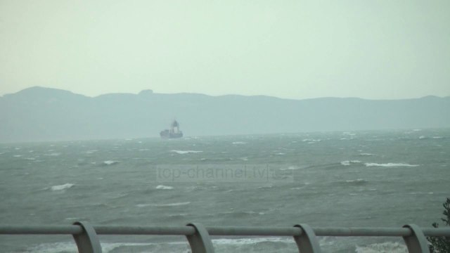 Moti i keq! Pezullohen lundrimet nga Bari drejt Durrësit dhe anasjelltas