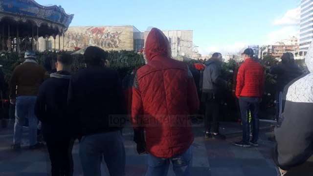 Rrëzohet pema e vitit të ri në Tiranë