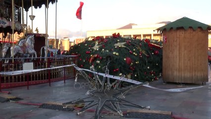 Ora News - Era e fortë rrëzon pemën e Krishtlindjes në qendër të Tiranës