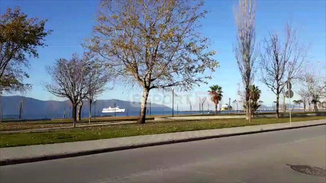 Report TV -Vlorë/ Moti i keq shkakton dallgë të forta, vijon i pezulluar edhe për sot lundrimi