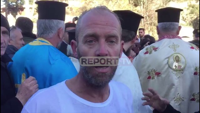 Dita e ujit të bekuar, të rinjtë në Berat sfidojnë temperaturat e ulët për të kapur kryqin