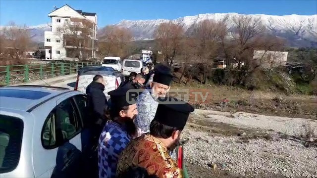 Report TV - Kremtohet hedhja e kryqit në Gjirokastër, në lum futet vetëm një person