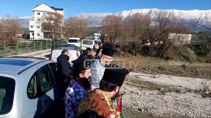 Report TV - Kremtohet hedhja e kryqit në Gjirokastër, në lum futet vetëm një person