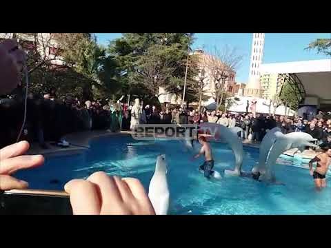 Report TV -Ortodoksët festojnë Ditën e Ujit të Bekuar në Fier, 16 vjeçari nxjerr kryqin nga uji