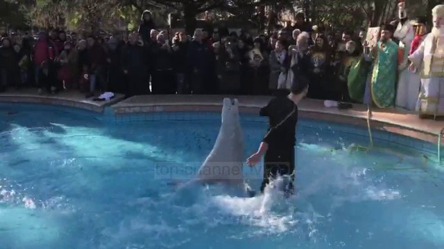 Dita e Ujit të Bekuar! Fieri i bashkohet traditës, kryqi kapet për të 6 vit nga i njëjti person