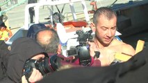 Durrës/ Tre të rinjtë hidhen në det për të nxjerrë kryqin, fituesi: Është një bekim i madh
