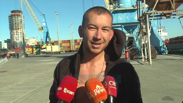 Ortodoksët sakrificë për nxjerrjen e kryqit nga uji i “ngrirë” - News, Lajme - Vizion Plus