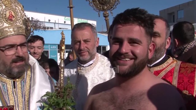 Kremtohet dita e ujit te bekuar