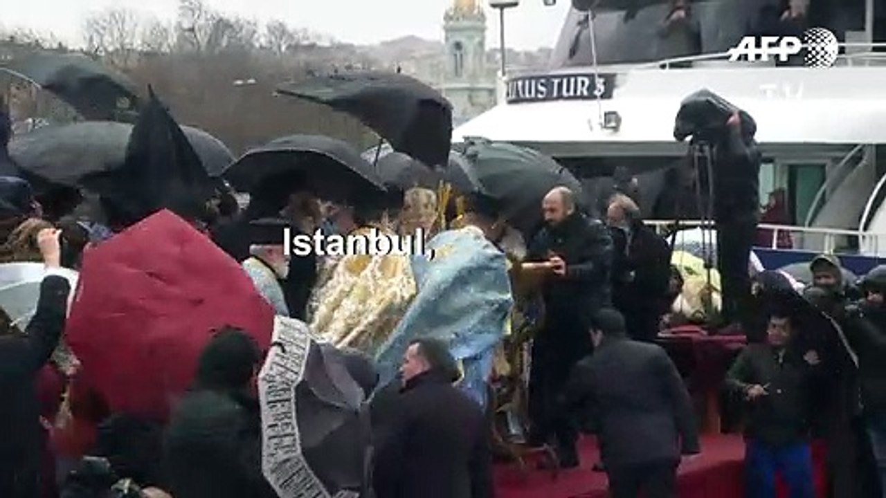 Turquie: plongeon glacé dans la Corne d'Or pour célébrer l'Epiphanie