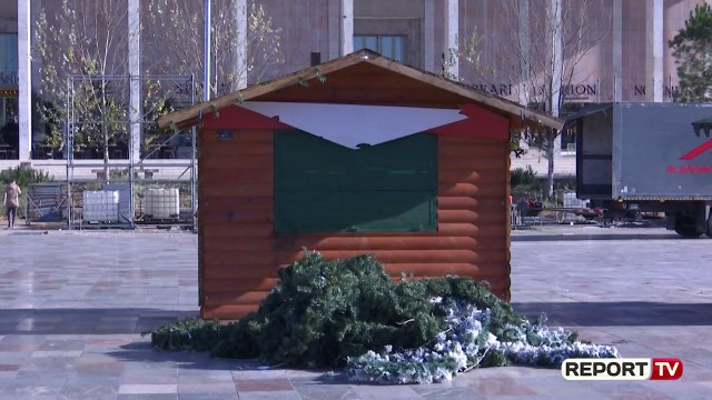 Report TV - Hiqen zbukurimet dhe lojërat e vendosura në sheshin 'Skënderbej'... sipas traditës