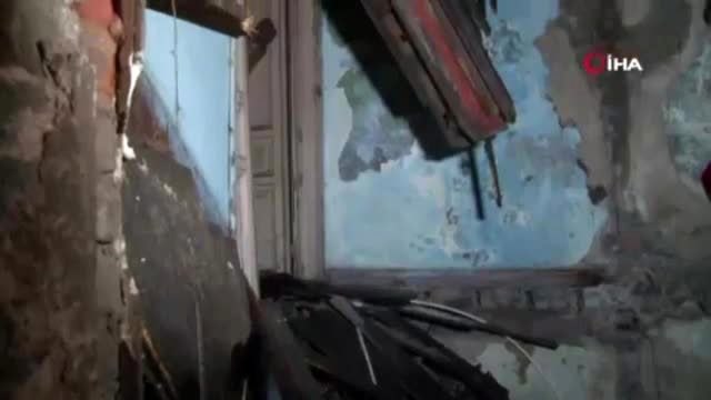 Balat'ta metruk binanın çatısında kısmi çökmeler yaşandı