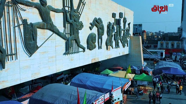 مواطن عراقي يحتفل بعيد ميلاد صغيرته رقية في ساحة التحرير