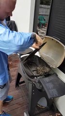 Grosse surprise en ouvrant le barbecue ! Ce qu'il y trouve est terrifiant