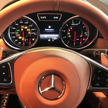 Ferrari, Lamborghini, Aston Martin... il nous fait écouter le moteur des voitures les plus chères du monde