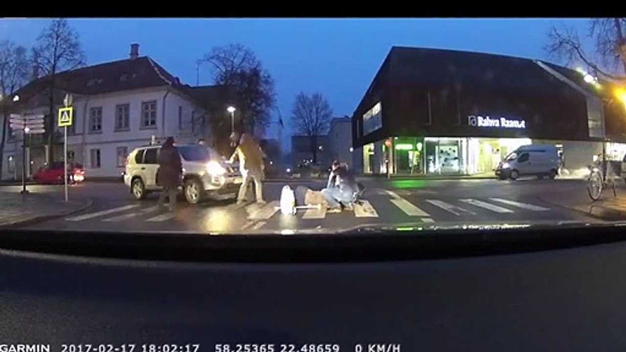 Un conducteur veut aider une mamie à traverser mais il a oublié le plus important