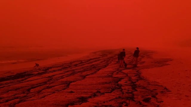 Ciel rouge, cendres sur la plage : décors apocalyptique de Merimbula en Australie