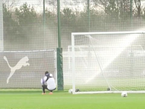 Man. City - Fou rire à l'entraînement : Sterling se prend un ballon en pleine tête