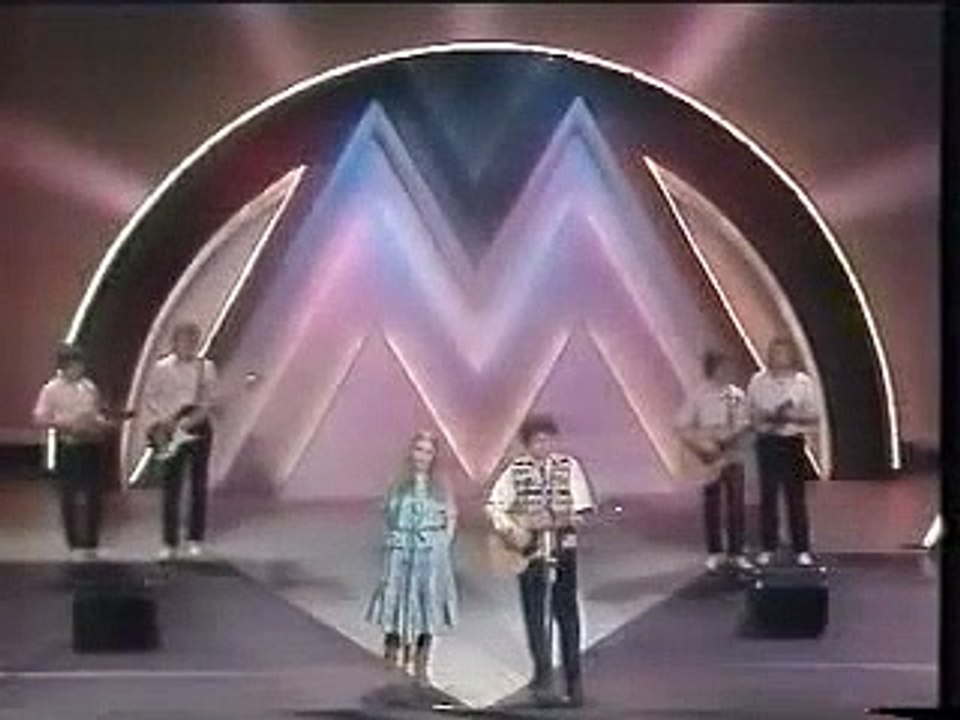 Mary Hopkin - The Water is Wide