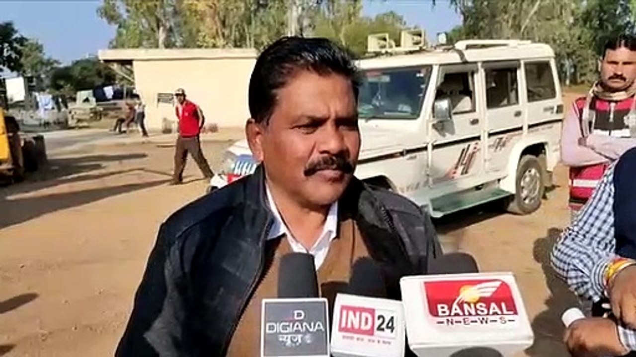 तहसीलदार ने फैक्ट्ररी पर मारा छापा, बेहिसाब रेत और लकड़ी का स्टॉक बरामद
