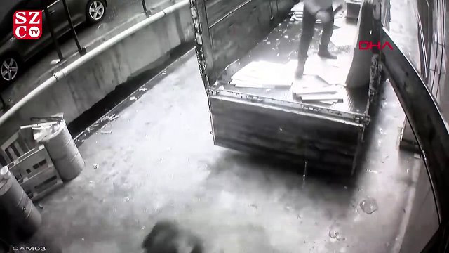 Bahçelievler'de üzerlerine düşen çatıdan son anda kurtuldular