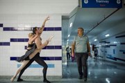 Tramvay istasyonunda dans edenleri görenler şaşkınlık içinde kaldı