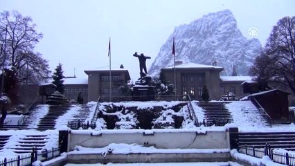 Afyonkarahisar'da kar yağışı etkili oluyor