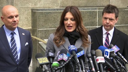 Harvey Weinstein sale del juicio derrotado y ayudado por sus ayudantes