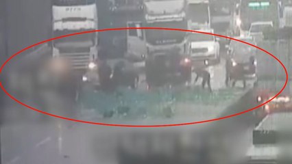 화물차 빗길에 '미끌'...소주 900박스 쏟아져 혼잡 / YTN