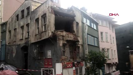 Beyoğlu'nda metruk binada çökme