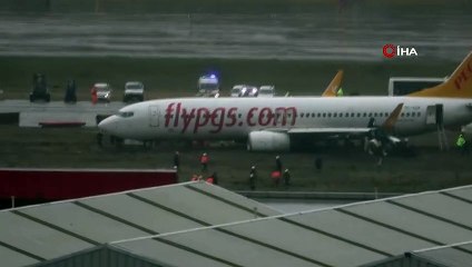 Pistten çıkan uçağı kurtarma çalışmaları böyle görüntülendi