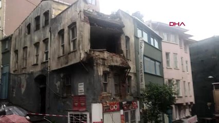 Beyoğlu'nda metruk binada çökme