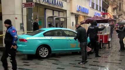 İstiklal caddesi'nde binadan kopan beton taksiye ok gibi saplandı