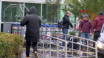 Pistten çıkan uçağın yolcuları havalimanından ayrılıyor