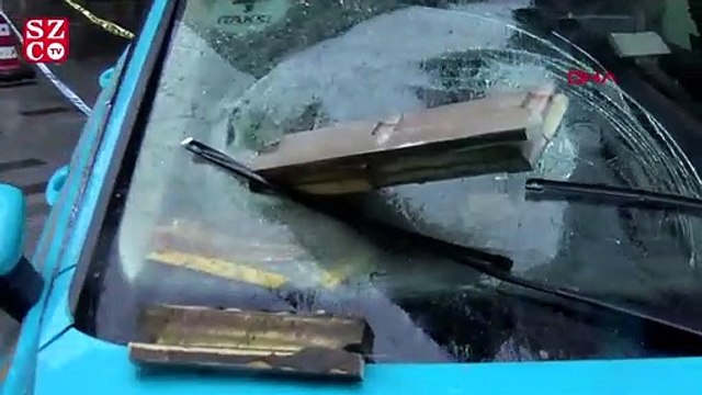 İstanbul'da şiddetli rüzgara dikkat! Kopan parçalar tehlike saçıyor