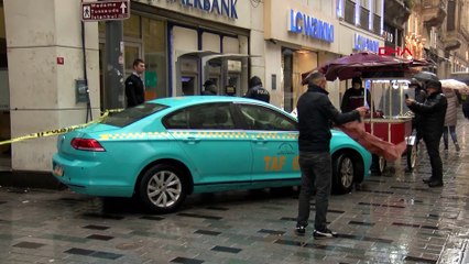 İstiklal Caddesi’nde binadan kopan beton taksiye ok gibi saplandı