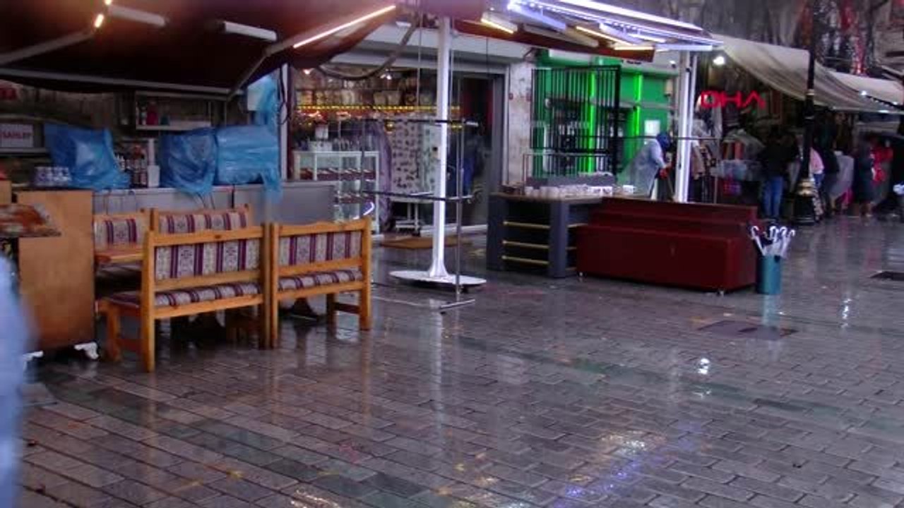 Turistler rüzgara karşı şemsiyelerini kalkan yaptı