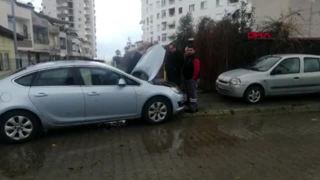Mersin mezitli'de sel nedeniyle otomobiller sürüklendi, üst üste yığıldı-2