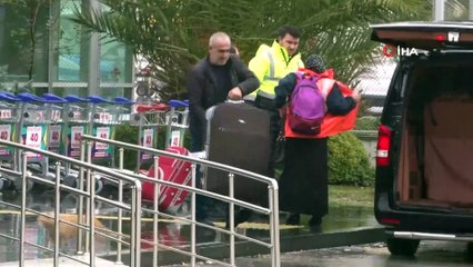 Pistten çıkan uçağın yolcuları servis araçları ile otellerine götürüldü