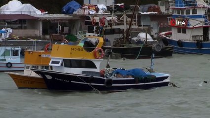 Arnavutköy Karaburun’da Dev Dalgalar Oluştu
