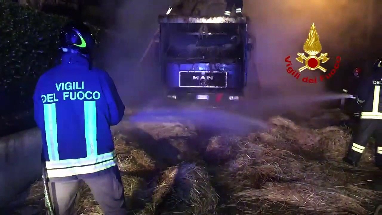 Repubblica San Marino - Brucia camion con rotoballe a Gualdicciolo (06.01.20)