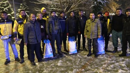 Yoğun kar yağışı altında sokak hayvanlarını besleme operasyonu