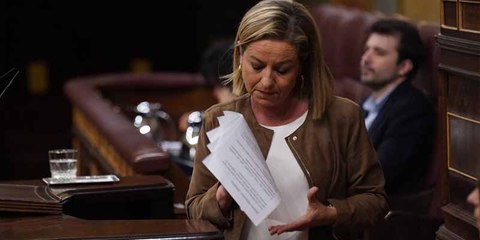 La valiente Ana Oramas, sometida a una presión asfixiante, al borde de las lágrimas a su llegada al Congreso