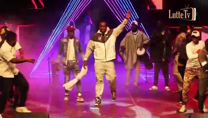 Prestation de Gouye Gui au concert d’Eljaz au grand théâtre avec une danse de...