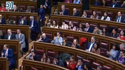 Iglesias pide a Casado y Abascal que pongan distancia con el Rey