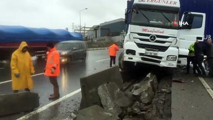 Kontrolden çıkan tır beton bariyerlere çarptı
