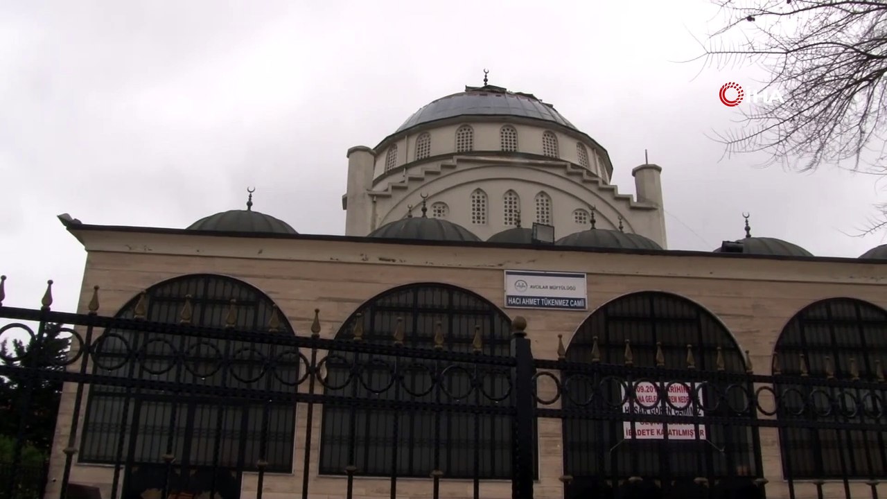 Avcılar’da depremde minaresi yıkılan caminin kubbesinde bulunan kurşun kaplamalar, fırtına nedeniyle söküldü. İtfaiye ekipleri müdahale ediyor.