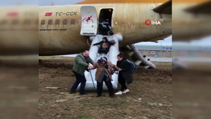 Uçağın pistten çıkmasının ardından yaşananlar böyle görüntülendi