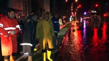 12 Saatte Metrekareye 140 Kilogram Yağış Düştü, Caddeler Nehre Döndü Araçlar Sular Altında Kaldı